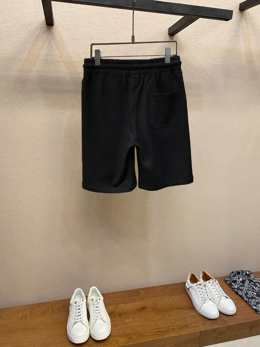 P230 🌟🌟 Stone Island Casual Shorts # Pure cotton fish scale bottom fabric The fabric is made of 10S single yarn + 16S double yarn; the top layer uses 10S single yarn to ensure the surface texture, and the bottom layer uses 16S double yarn to increase strength. The surface single yarn is thicker, providing better strength and wear resistance, and is suitable as a support structure for the surface layer. Two-ply threads are stronger, resist pilling, and are often used in base layers to enhance fabric durability. # Mid-waist vertical sports pants style. Loose trousers are not limited to body and leg shapes, and are tolerant and have a strong vertical effect; they are attached to mid-waist straight shorts. Connect the middle pleats and side pockets of the trousers to increase the slack in the trouser legs and facilitate storage of items. The back waist dart directly connects to the single pocket teeth. The corners of the trousers are hand-finished and the elasticity is adjusted by a drawstring. Size: S-XL